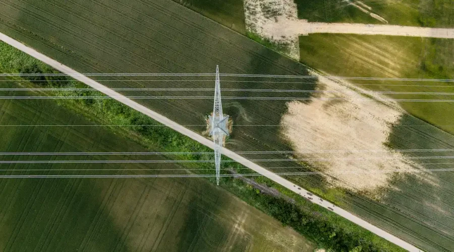 Ispezione delle linee elettriche con drone: vantaggi e limiti ⚡