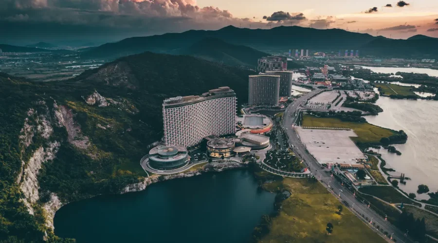 Droni per hotel e strutture ricettive: come raccontare una struttura dall’alto 🏨🚁