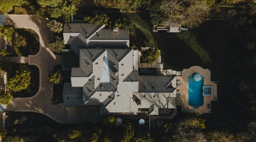 Droni per il settore immobiliare: come valorizzare un immobile con foto e video aerei 🏡🚁